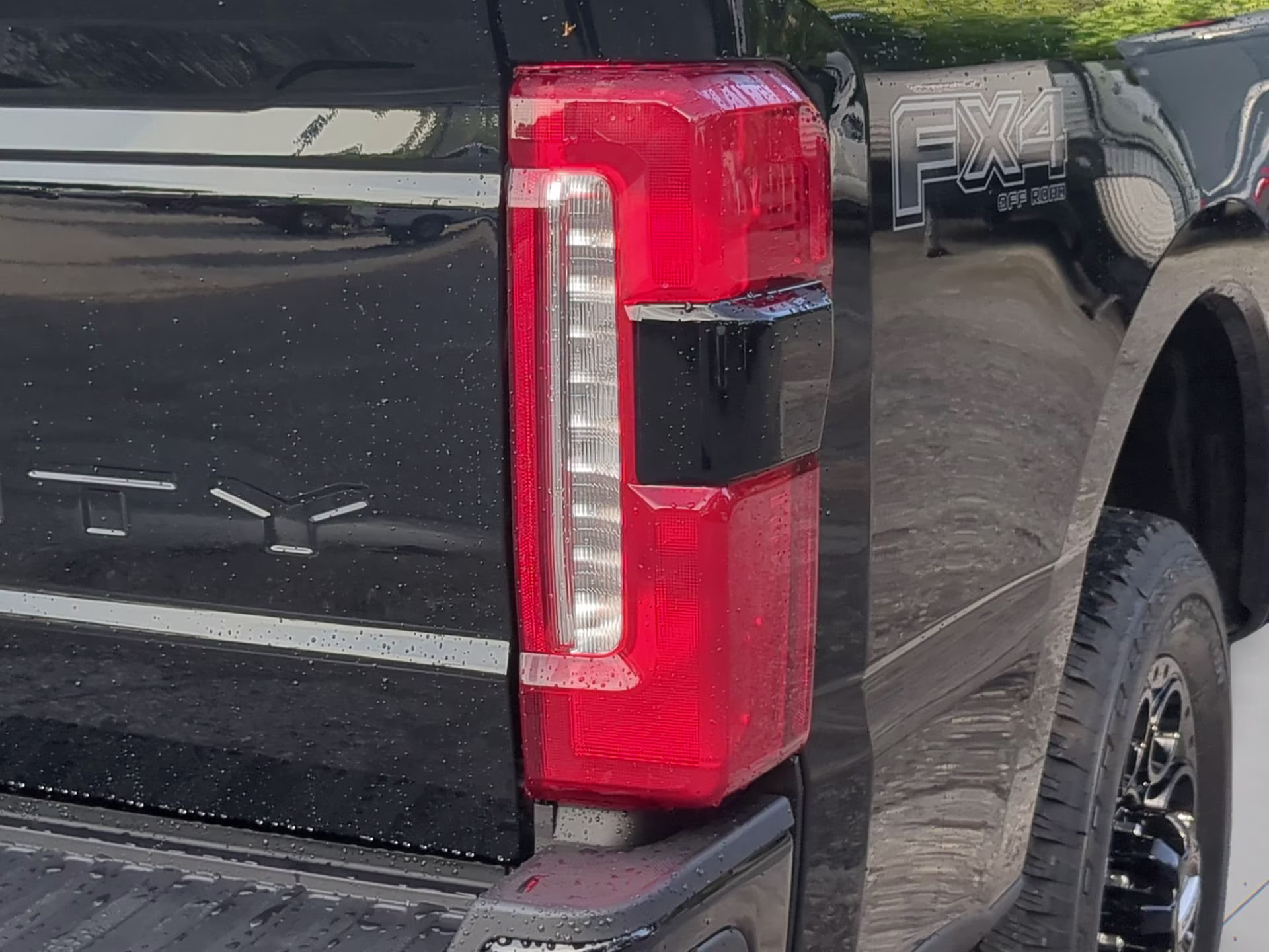 2026 Agate Black Metallic Ford Super Duty F-250 SRW LARIAT Crew Cab Pickup 4X4 Truck
