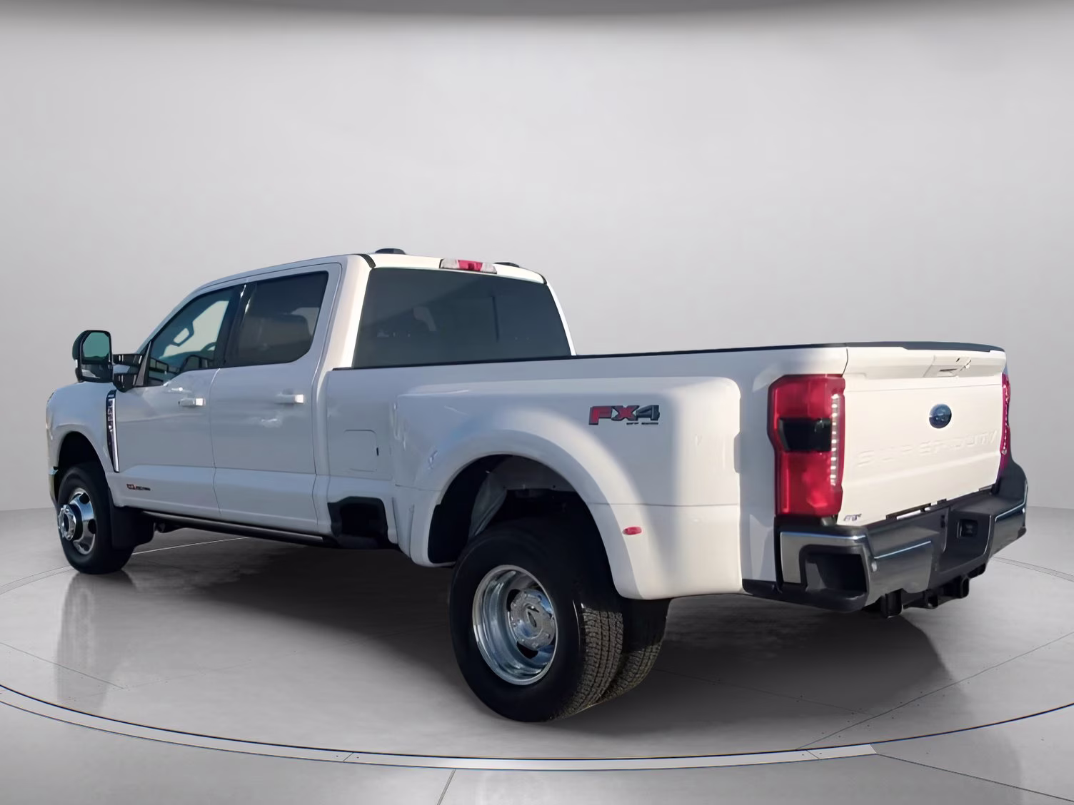 2026 Star White Metallic Tri-Coat Ford Super Duty F-350 DRW LARIAT Crew Cab Pickup 4X4 Truck