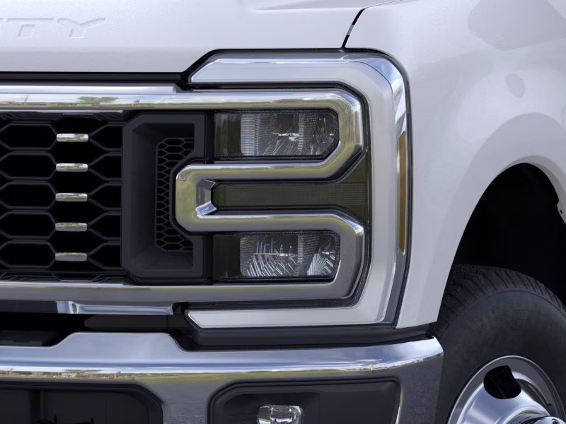 2026 Star White Metallic Tri-Coat Ford Super Duty F-350 DRW LARIAT Crew Cab Pickup 4X4 Truck