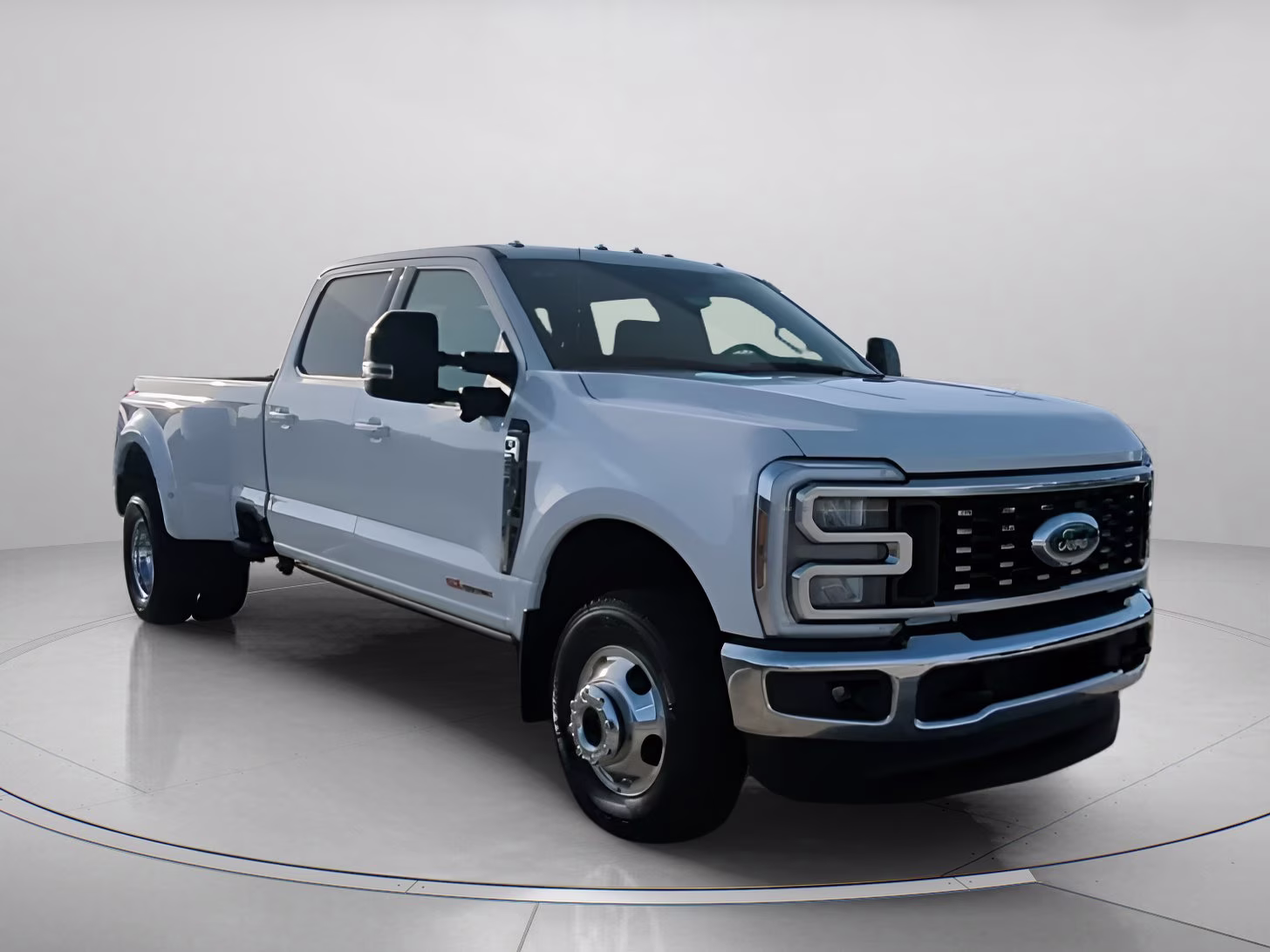 2026 Star White Metallic Tri-Coat Ford Super Duty F-350 DRW LARIAT Crew Cab Pickup 4X4 Truck