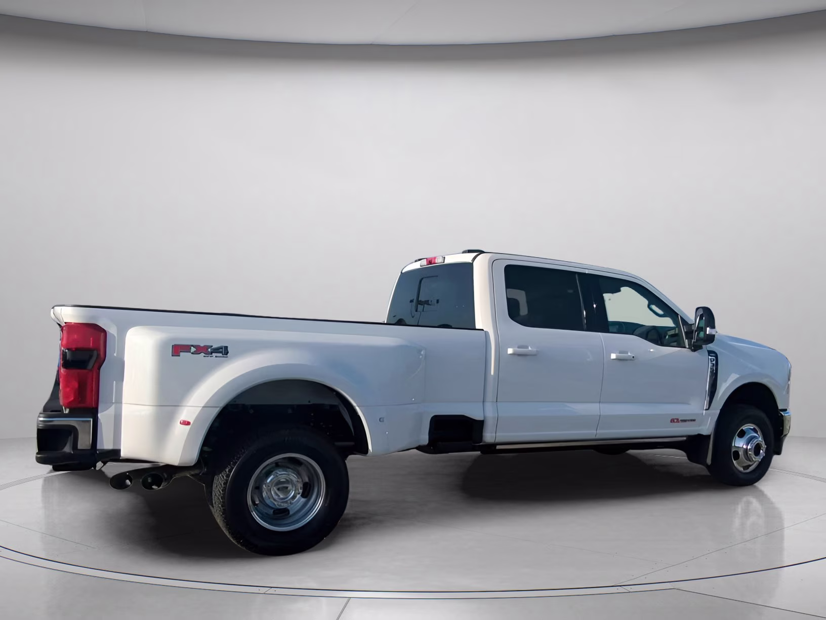 2026 Star White Metallic Tri-Coat Ford Super Duty F-350 DRW LARIAT Crew Cab Pickup 4X4 Truck
