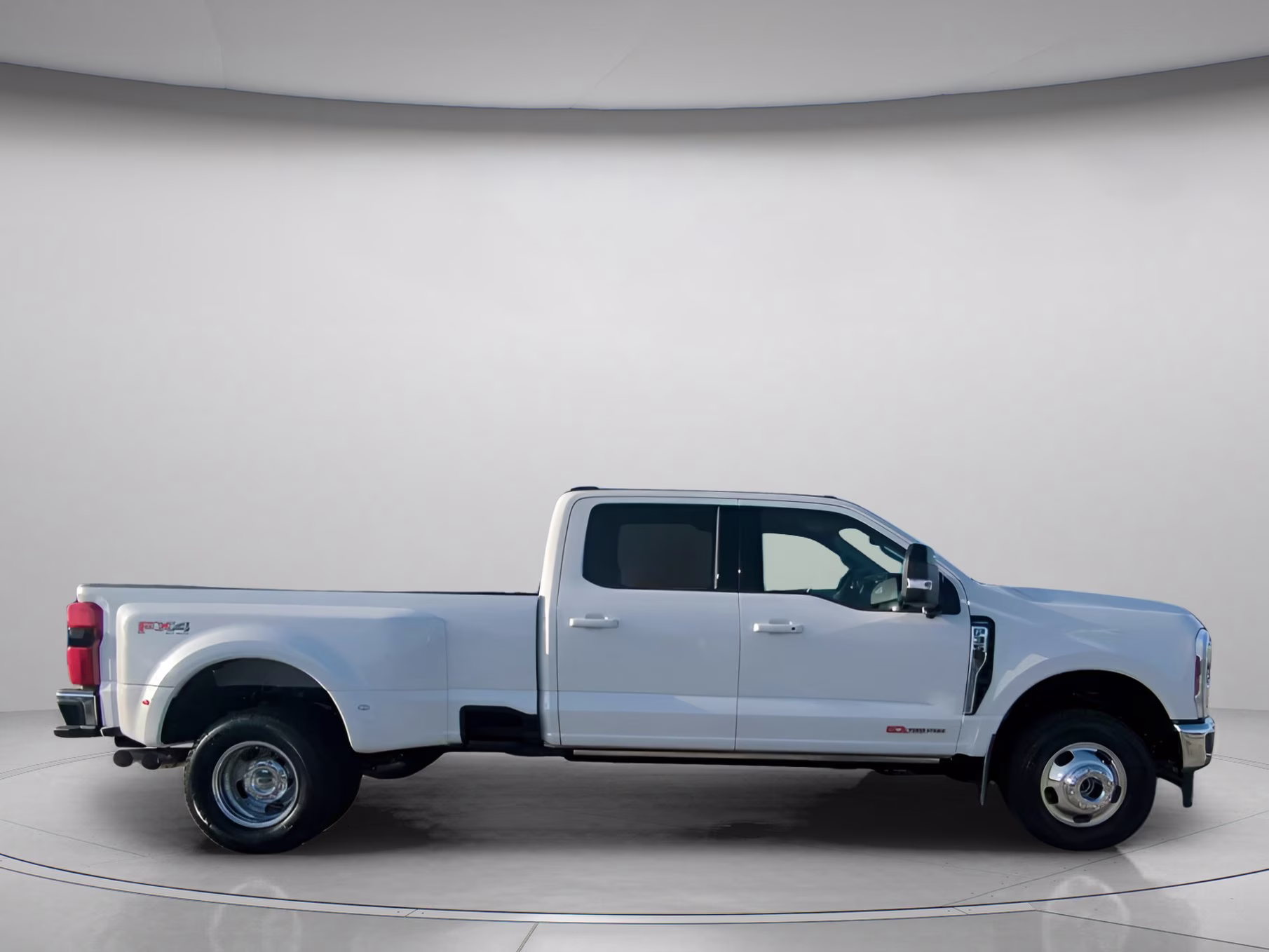 2026 Star White Metallic Tri-Coat Ford Super Duty F-350 DRW LARIAT Crew Cab Pickup 4X4 Truck