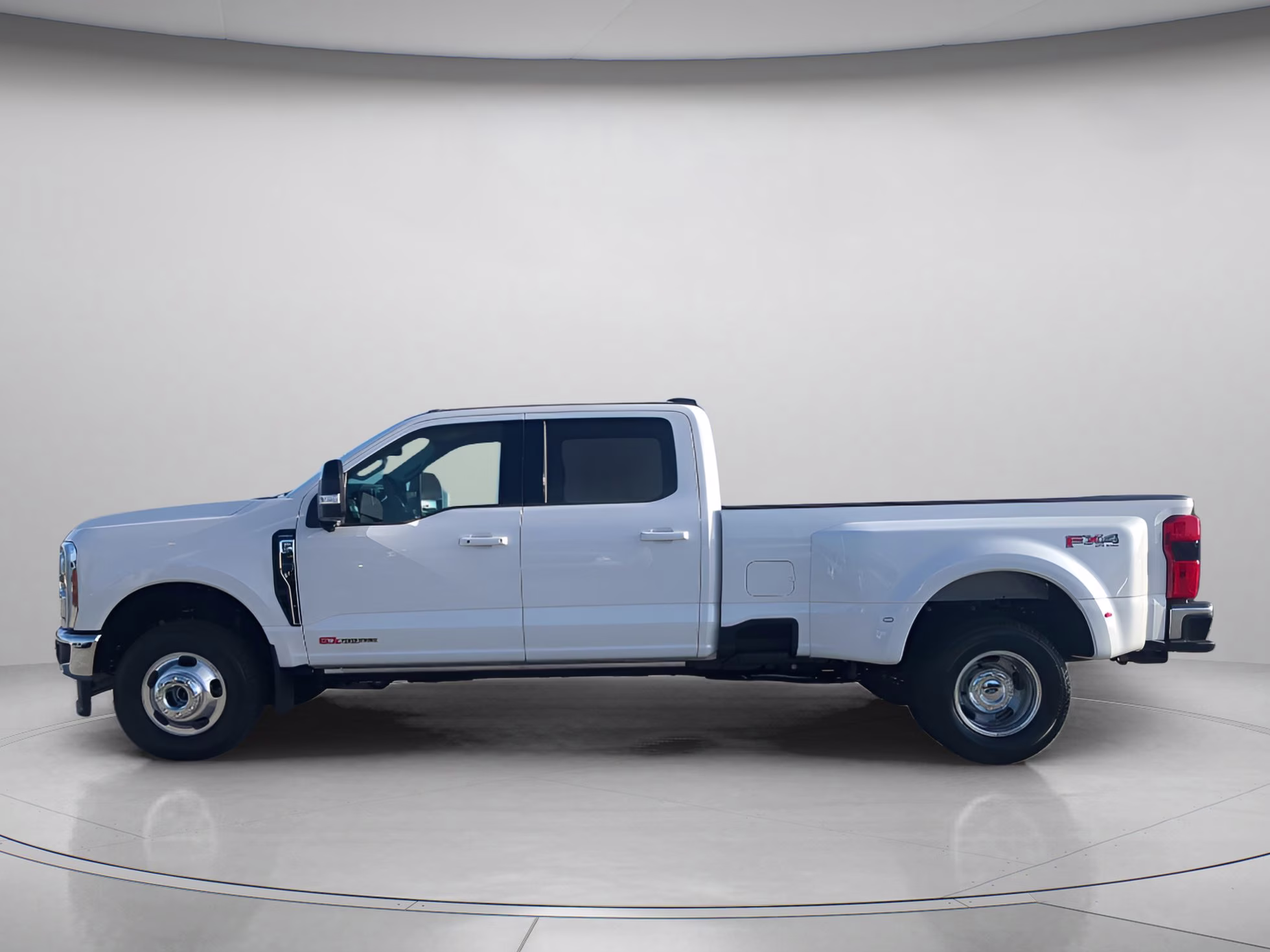 2026 Star White Metallic Tri-Coat Ford Super Duty F-350 DRW LARIAT Crew Cab Pickup 4X4 Truck