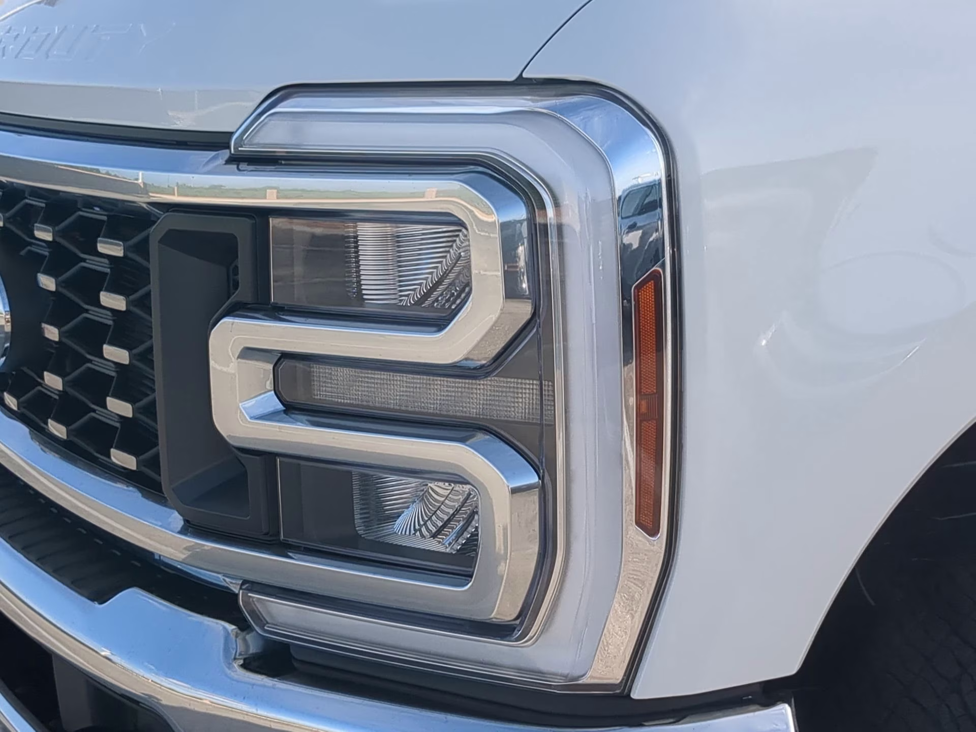 2026 Star White Metallic Tri-Coat Ford Super Duty F-350 DRW LARIAT Crew Cab Pickup 4X4 Truck
