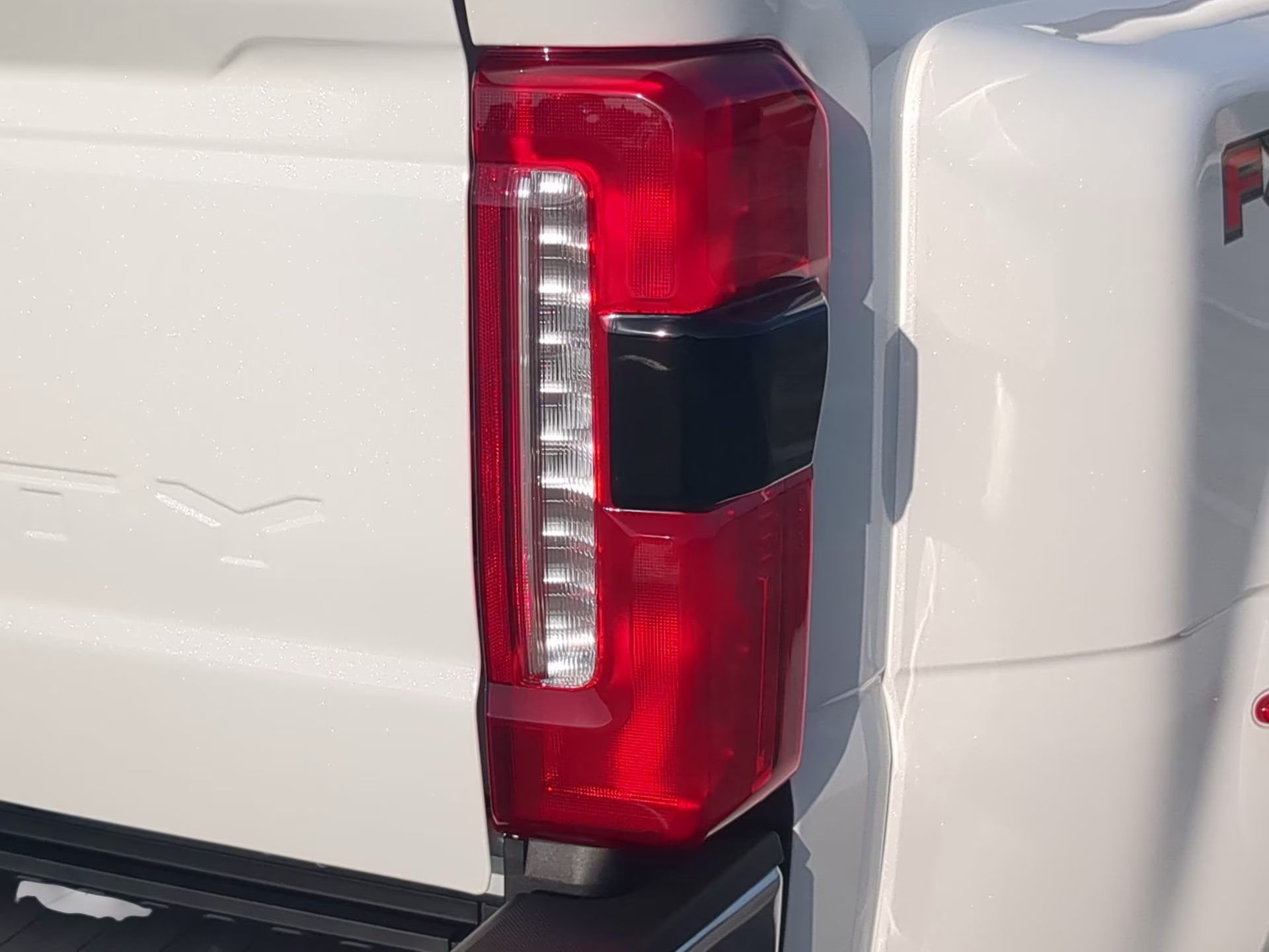 2026 Star White Metallic Tri-Coat Ford Super Duty F-350 DRW LARIAT Crew Cab Pickup 4X4 Truck