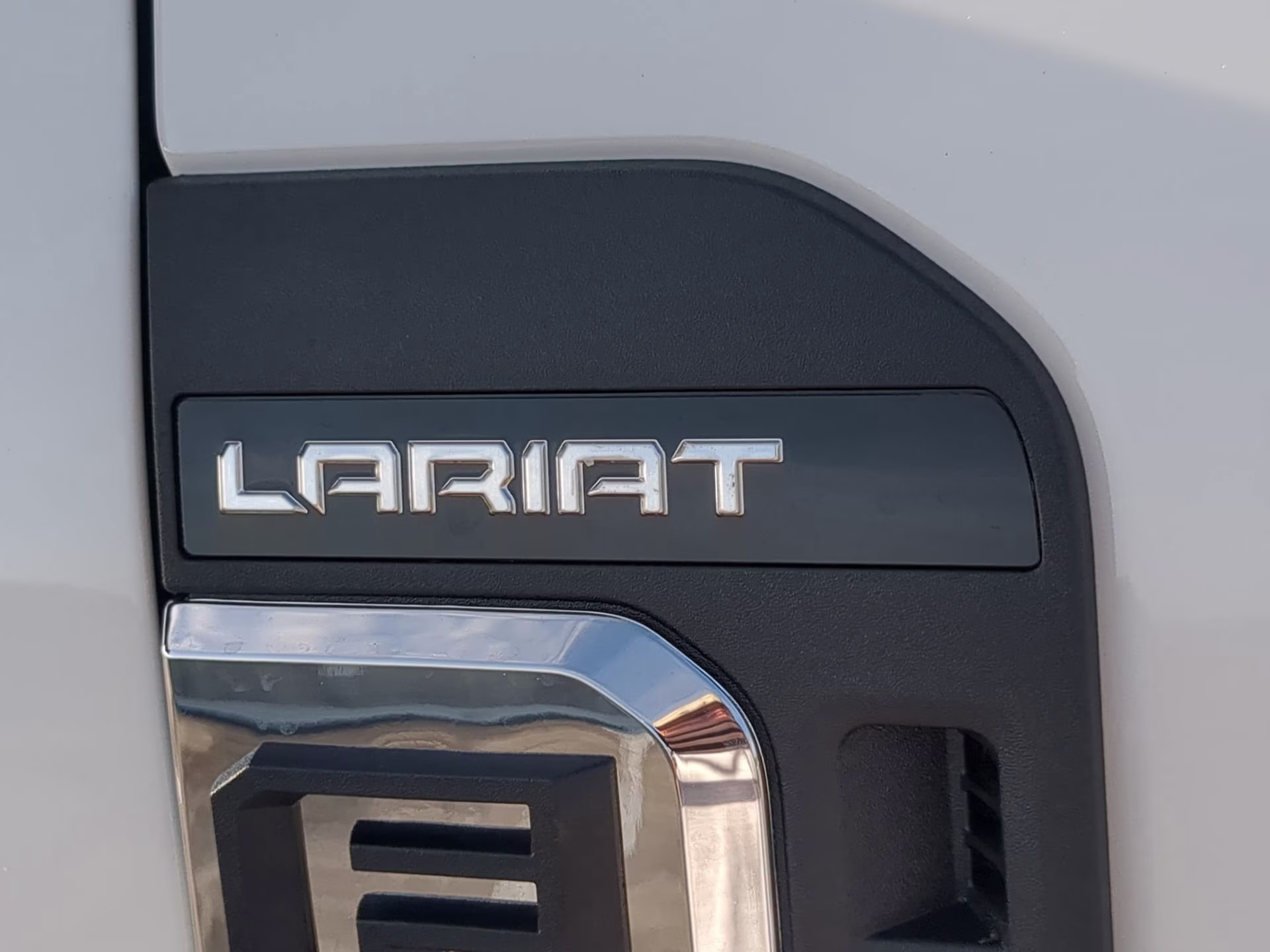 2026 Star White Metallic Tri-Coat Ford Super Duty F-350 DRW LARIAT Crew Cab Pickup 4X4 Truck