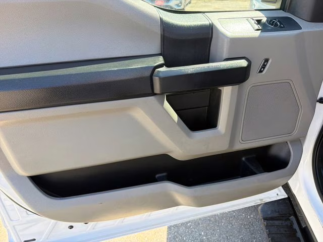 2017 Oxford White Ford Super Duty F-550 DRW XL 4X4 Chassis