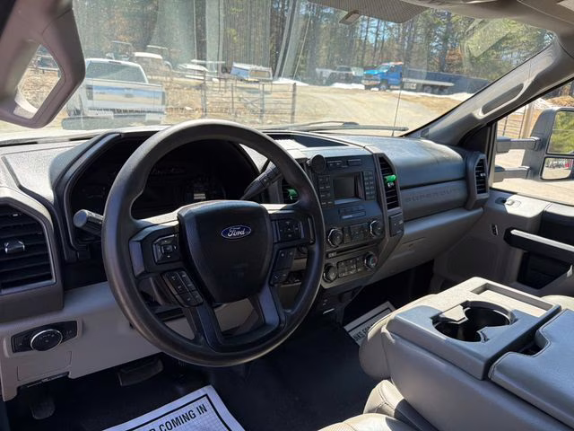 2017 Oxford White Ford Super Duty F-550 DRW XL 4X4 Chassis