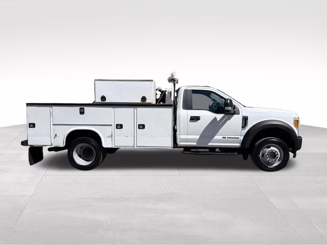 2017 Oxford White Ford Super Duty F-550 DRW XL 4X4 Chassis