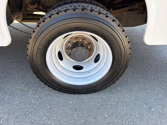 2017 Oxford White Ford Super Duty F-550 DRW XL 4X4 Chassis