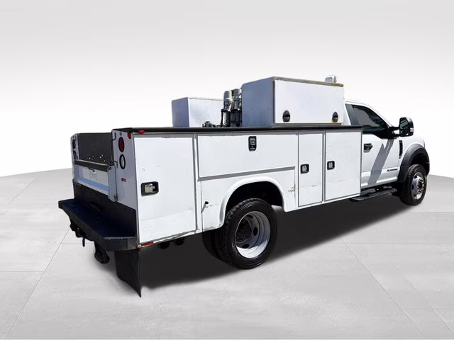 2017 Oxford White Ford Super Duty F-550 DRW XL 4X4 Chassis