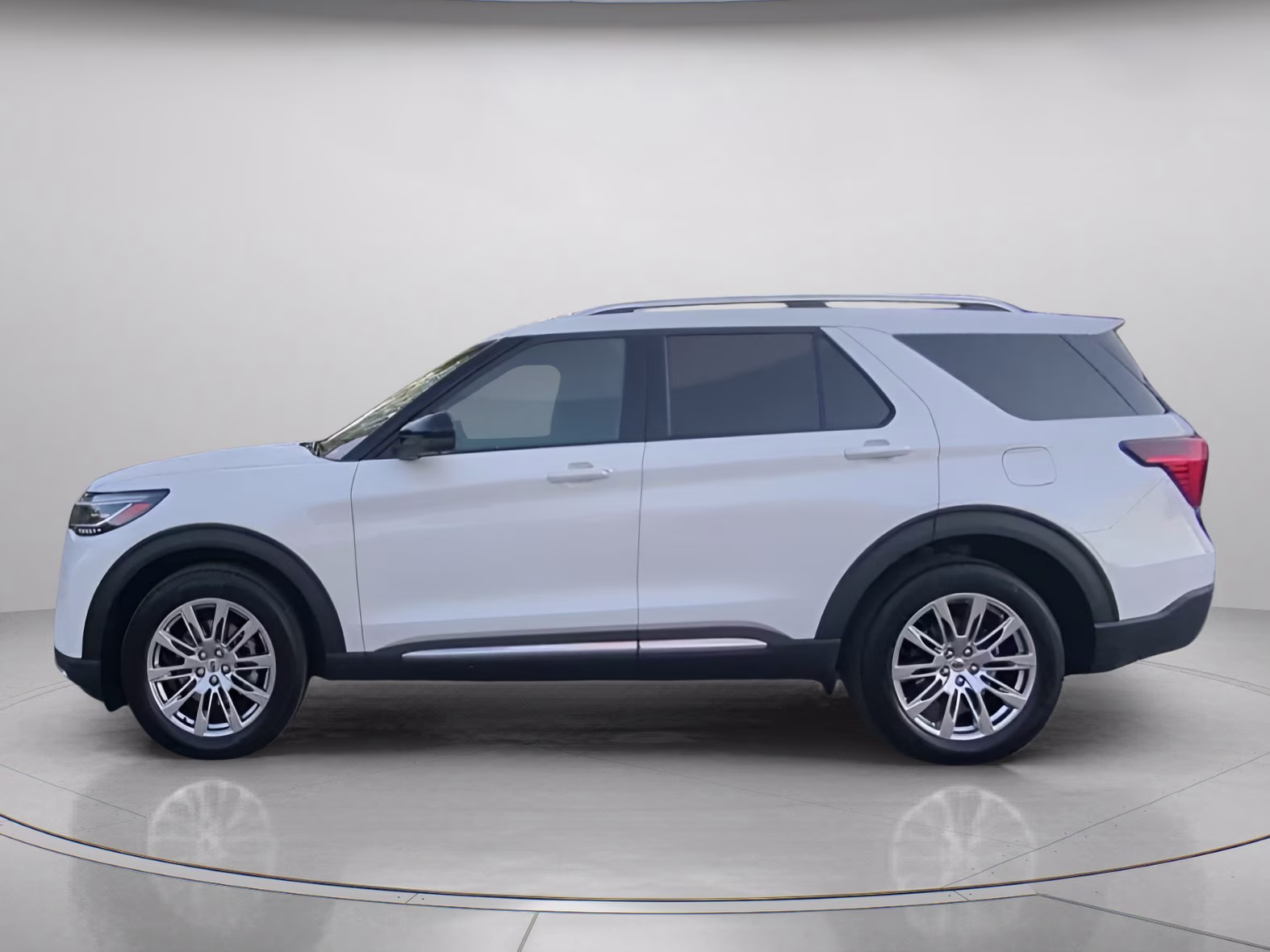2026 Star White Metallic Tri-Coat Ford Explorer Platinum RWD SUV