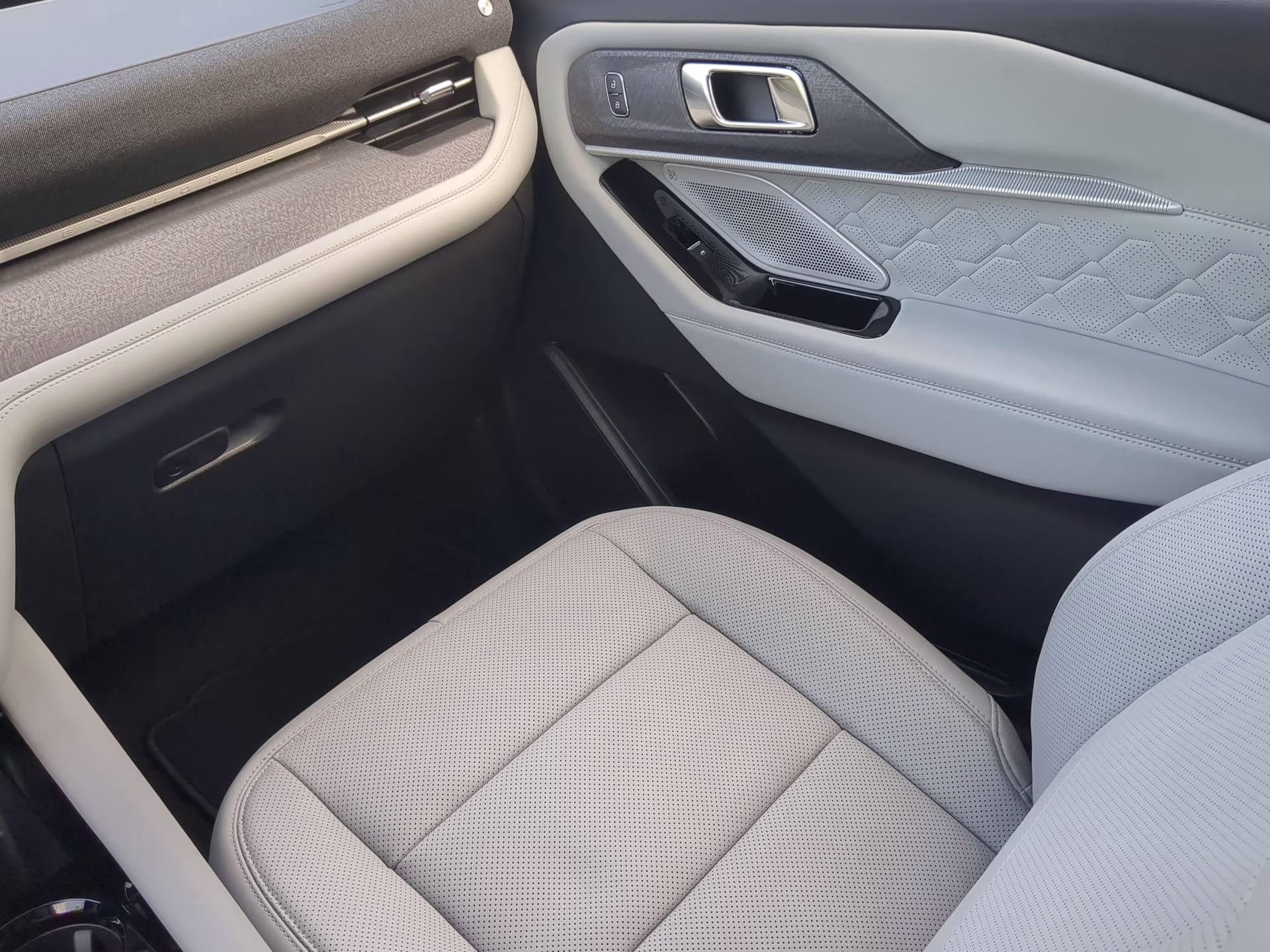 2026 Agate Black Metallic Ford Explorer Platinum 4X4 SUV