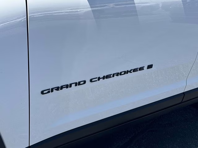 2024 Bright White Clearcoat Jeep Grand Cherokee Limited 4X4 SUV