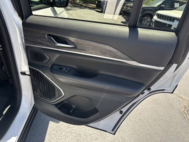 2024 Bright White Clearcoat Jeep Grand Cherokee Limited 4X4 SUV