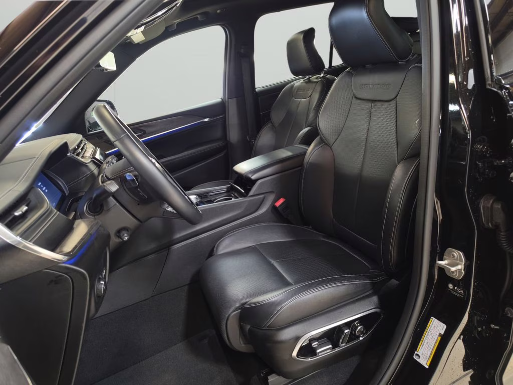 2024 Diamond Black Crystal Pearlcoat Jeep Grand Cherokee Overland 4X4 SUV