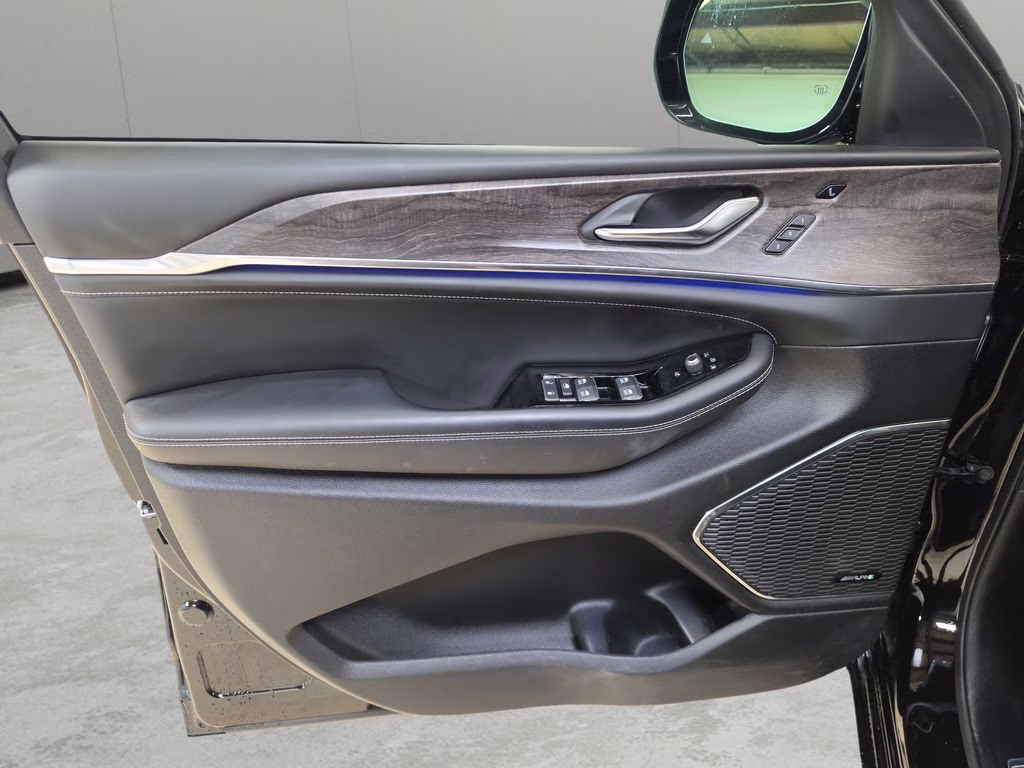 2024 Diamond Black Crystal Pearlcoat Jeep Grand Cherokee Overland 4X4 SUV