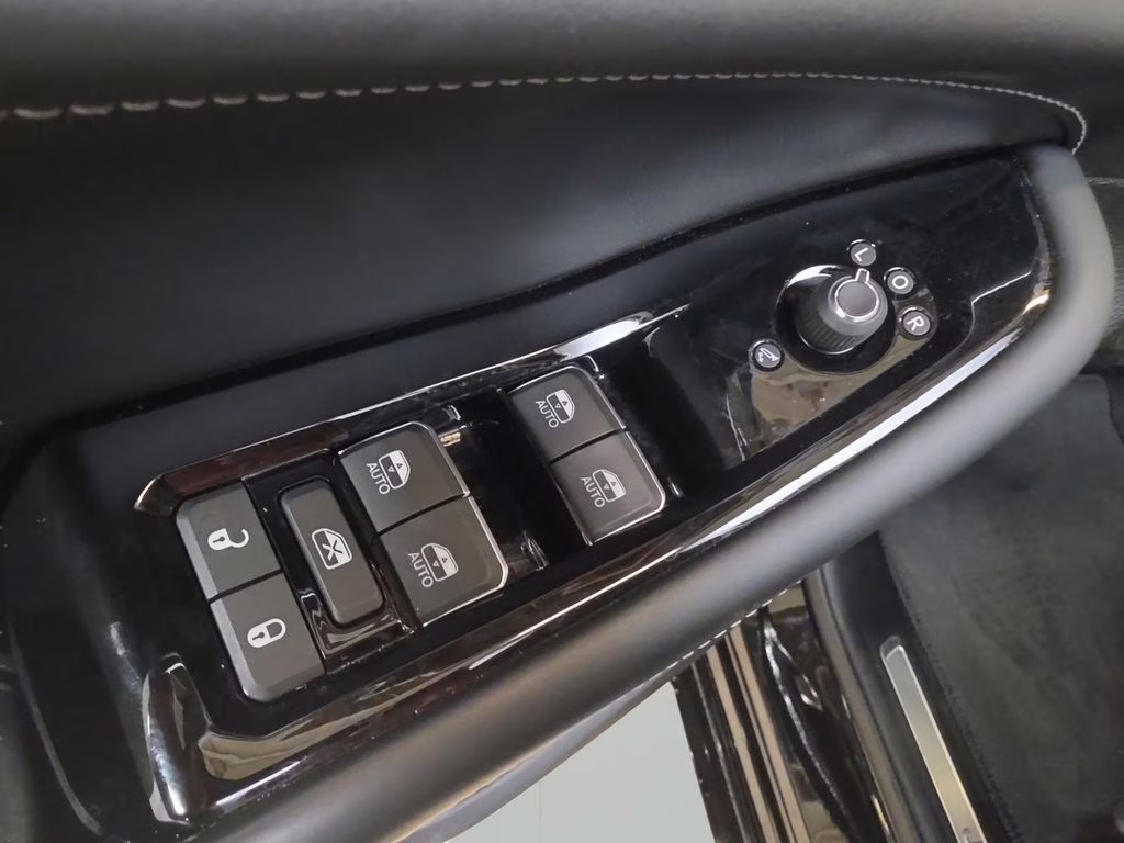 2024 Diamond Black Crystal Pearlcoat Jeep Grand Cherokee Overland 4X4 SUV