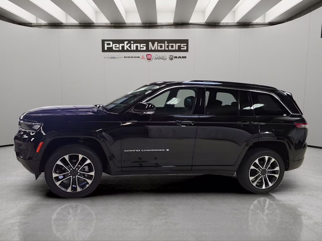 2024 Diamond Black Crystal Pearlcoat Jeep Grand Cherokee Overland 4X4 SUV