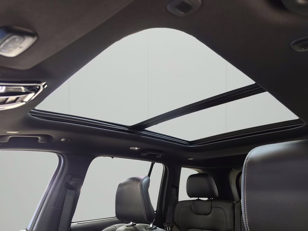 2024 Diamond Black Crystal Pearlcoat Jeep Grand Cherokee Overland 4X4 SUV