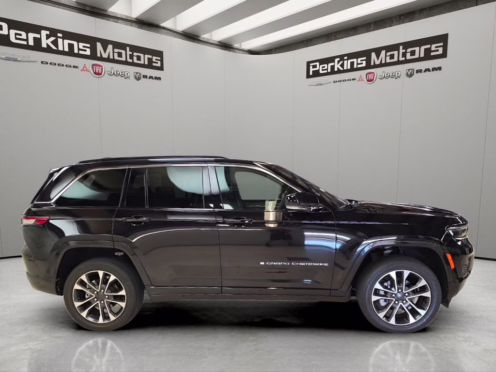 2024 Diamond Black Crystal Pearlcoat Jeep Grand Cherokee Overland 4X4 SUV