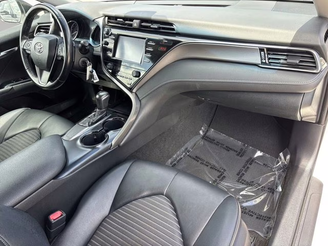 2020 Super White Toyota Camry SE FWD Sedan