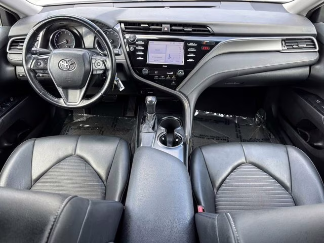 2020 Super White Toyota Camry SE FWD Sedan