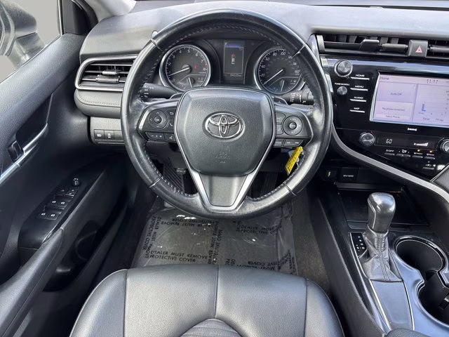 2020 Super White Toyota Camry SE FWD Sedan