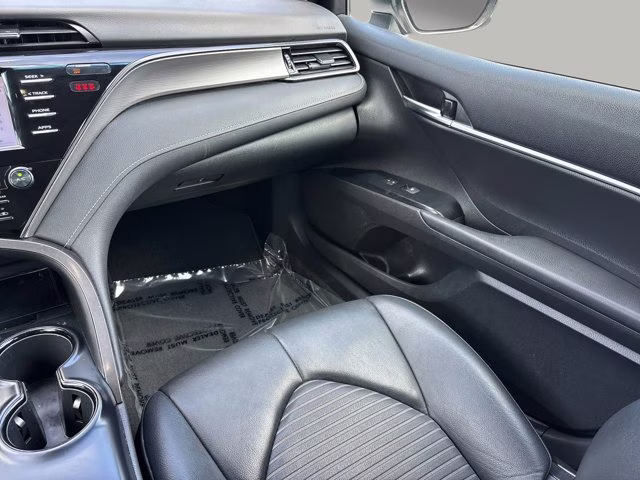 2020 Super White Toyota Camry SE FWD Sedan