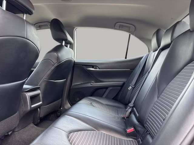 2020 Super White Toyota Camry SE FWD Sedan