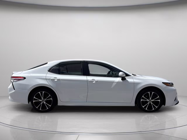 2020 Super White Toyota Camry SE FWD Sedan