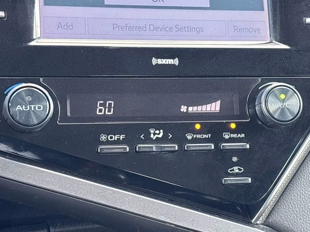 2020 Super White Toyota Camry SE FWD Sedan