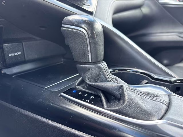 2020 Super White Toyota Camry SE FWD Sedan