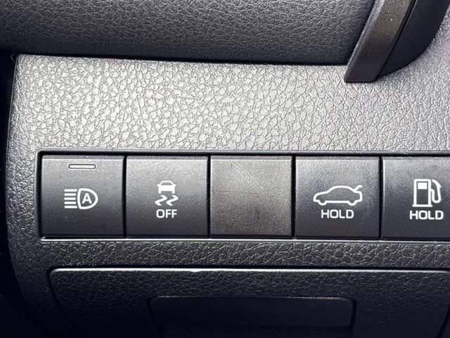 2020 Super White Toyota Camry SE FWD Sedan