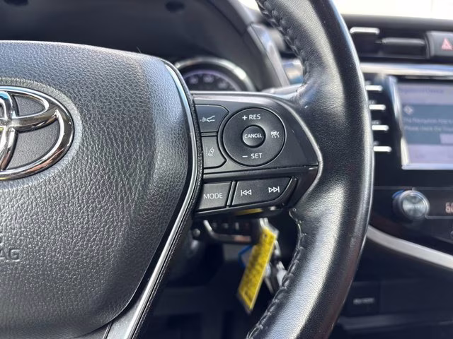 2020 Super White Toyota Camry SE FWD Sedan