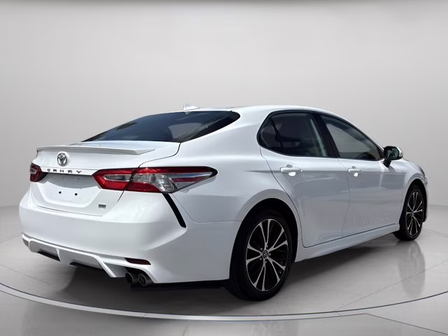 2020 Super White Toyota Camry SE FWD Sedan