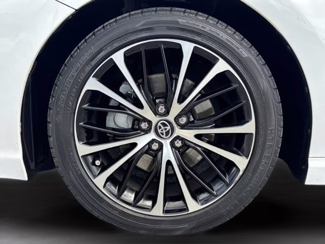 2020 Super White Toyota Camry SE FWD Sedan