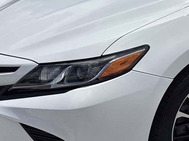 2020 Super White Toyota Camry SE FWD Sedan