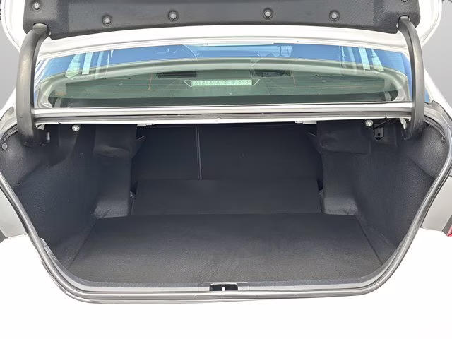 2020 Super White Toyota Camry SE FWD Sedan