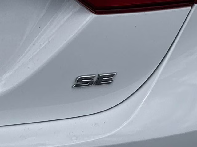 2020 Super White Toyota Camry SE FWD Sedan