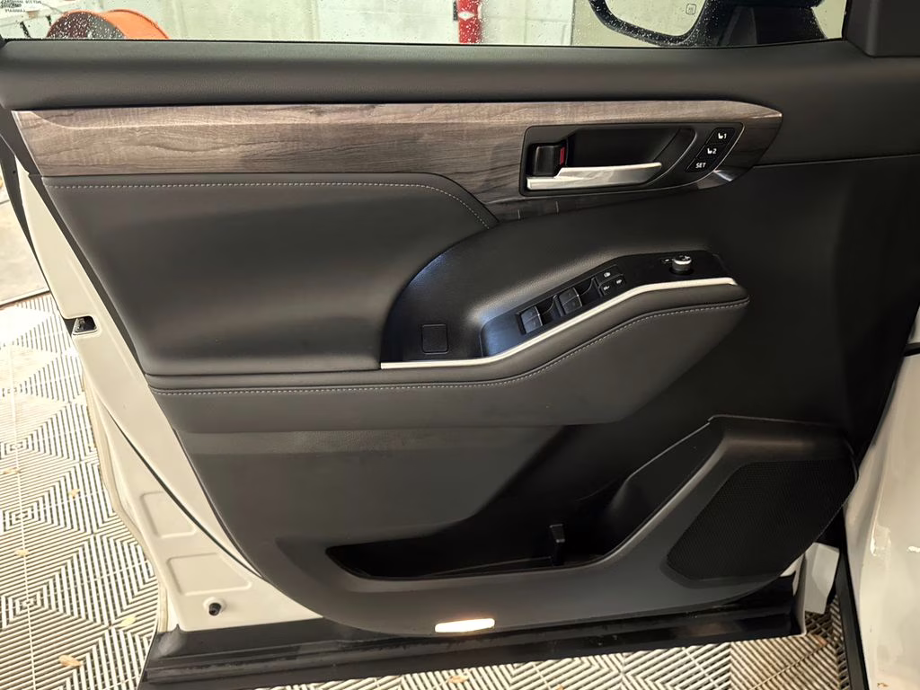 2023 Wind Chill Pearl Toyota Highlander Platinum FWD SUV