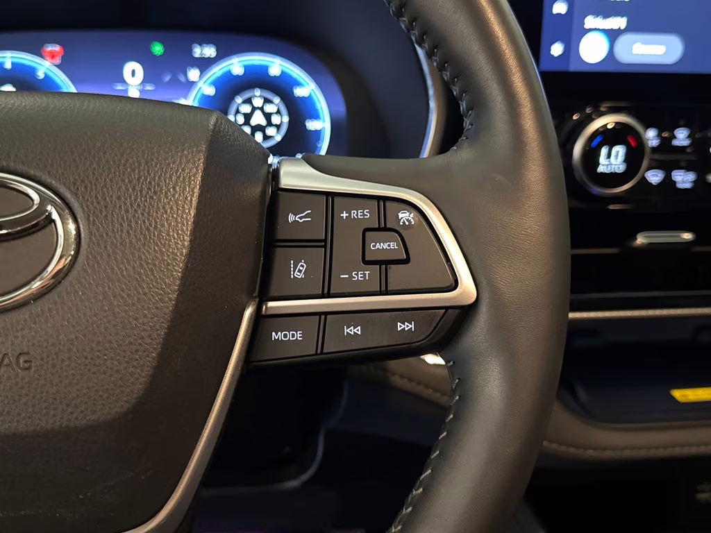 2023 Wind Chill Pearl Toyota Highlander Platinum FWD SUV