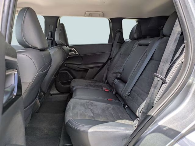 2024 Mercury Gray Metallic Mitsubishi Outlander SE AWD SUV
