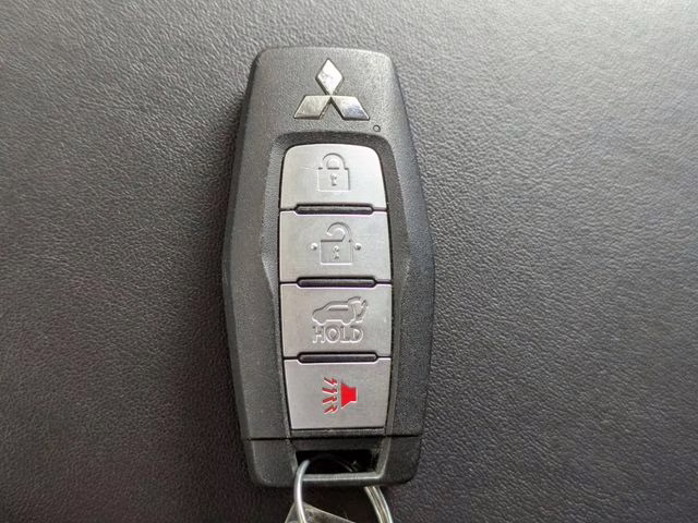 2024 Mercury Gray Metallic Mitsubishi Outlander SE AWD SUV