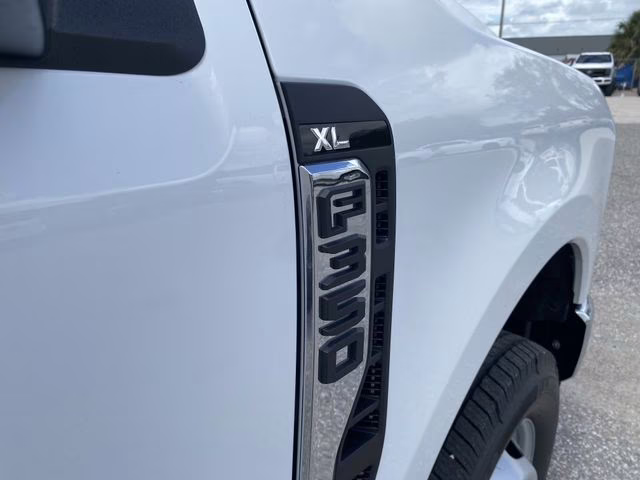 2026 Oxford White Ford Super Duty F-350 DRW XL 4X4 Chassis