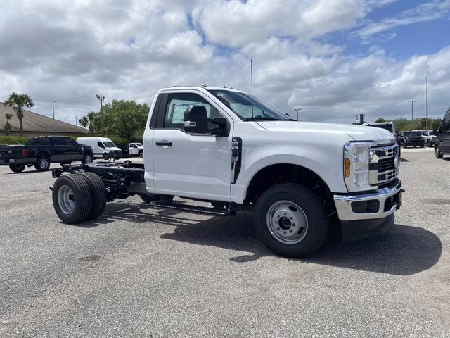 2026 Oxford White Ford Super Duty F-350 DRW XL 4X4 Chassis