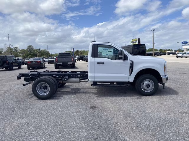 2026 Oxford White Ford Super Duty F-350 DRW XL 4X4 Chassis