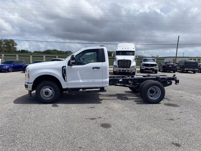 2026 Oxford White Ford Super Duty F-350 DRW XL 4X4 Chassis