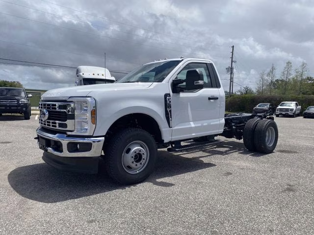 2026 Oxford White Ford Super Duty F-350 DRW XL 4X4 Chassis
