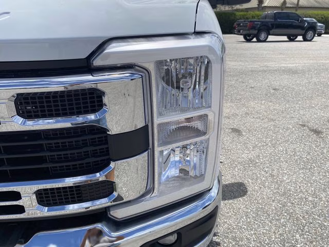 2026 Oxford White Ford Super Duty F-350 DRW XL 4X4 Chassis